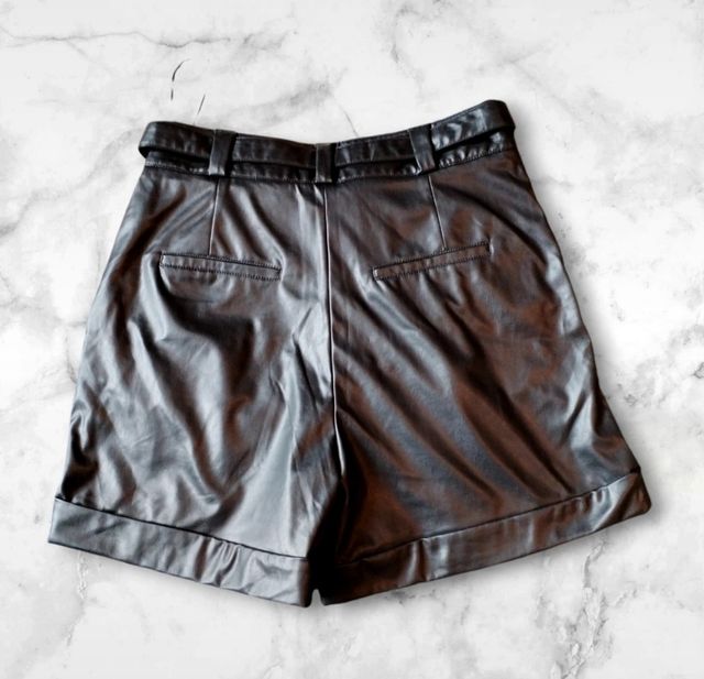 Pantaloncini neri vita alta con cintura