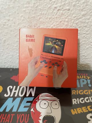 Consola retro Powkiddy con juegos incluidos.