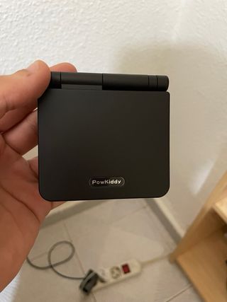 Consola retro Powkiddy con juegos incluidos.