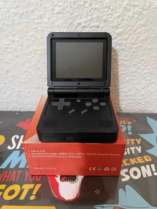 Consola retro Powkiddy con juegos incluidos.