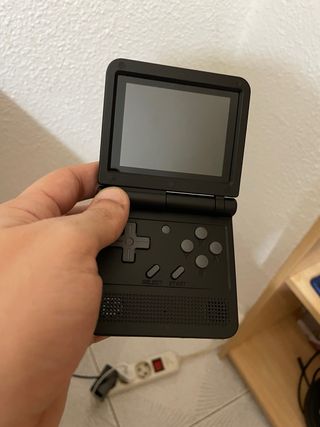 Consola retro Powkiddy con juegos incluidos.