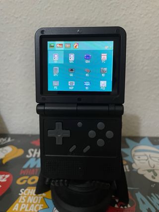 Consola retro Powkiddy con juegos incluidos.