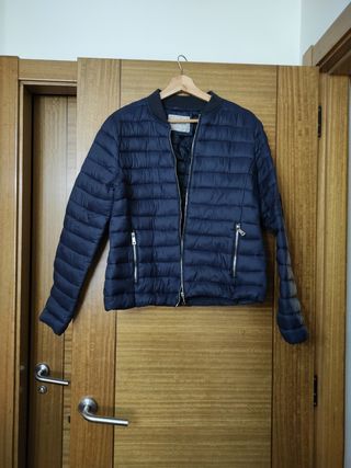 Cazadora azul acolchada