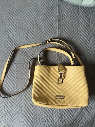 Bolso Guess Amarillo Chevron