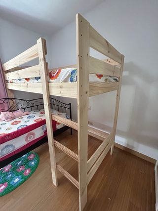 Litera de madera con diseño nordico