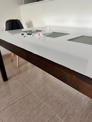 Mesa de comedor grande de madera y cristal