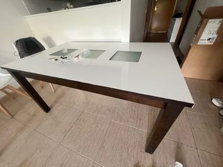Mesa de comedor grande de madera y cristal