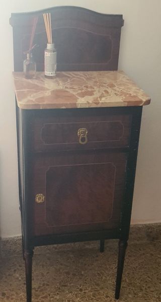Mesita de noche de madera y mármol