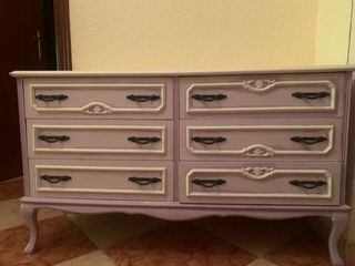 Cómoda lavanda y blanca con tiradores metálicos