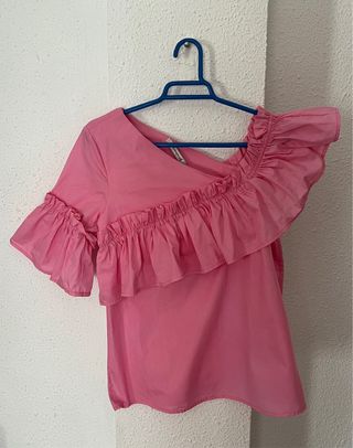Blusa asimétrica rosa con volantes