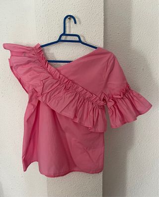 Blusa asimétrica rosa con volantes