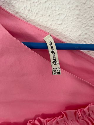 Blusa asimétrica rosa con volantes