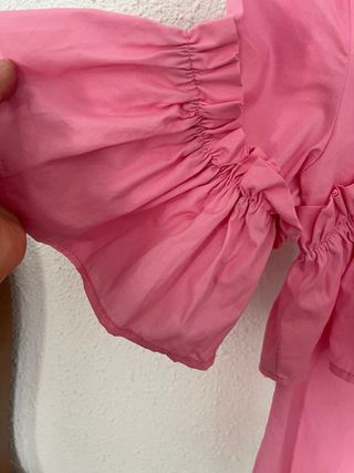 Blusa asimétrica rosa con volantes