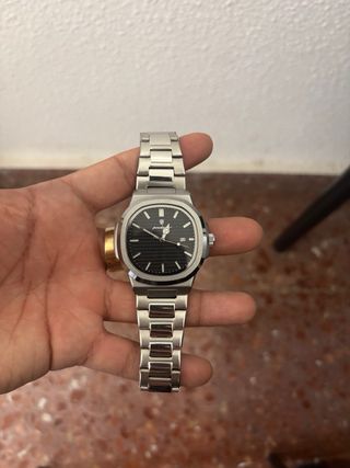 Reloj de pulsera plateado y negro