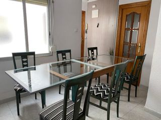 Mesa de comedor con 6 sillas. Extensible
