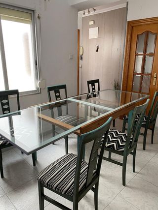 Mesa de comedor con 6 sillas. Extensible