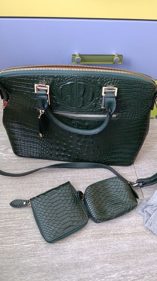 Bolso de piel verde con monederos 