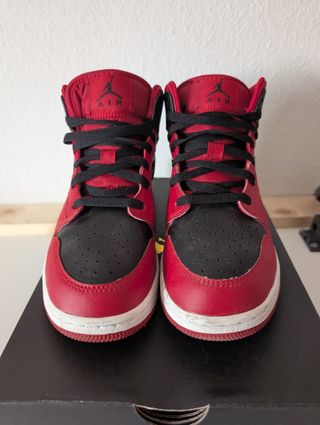 Air Jordan 1 Mid Bred