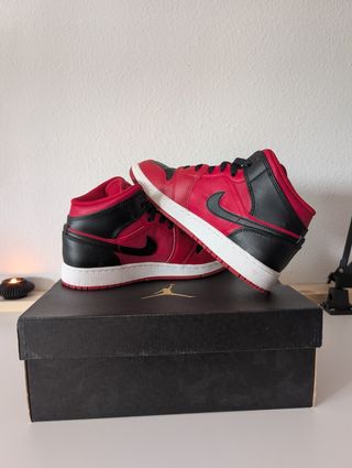 Air Jordan 1 Mid Bred