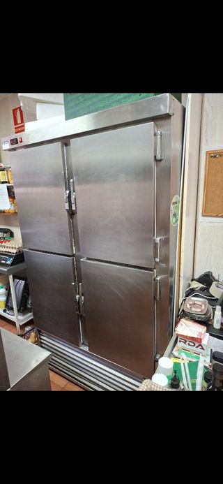 Nevera industrial 4 puertas con compresor nuevo.