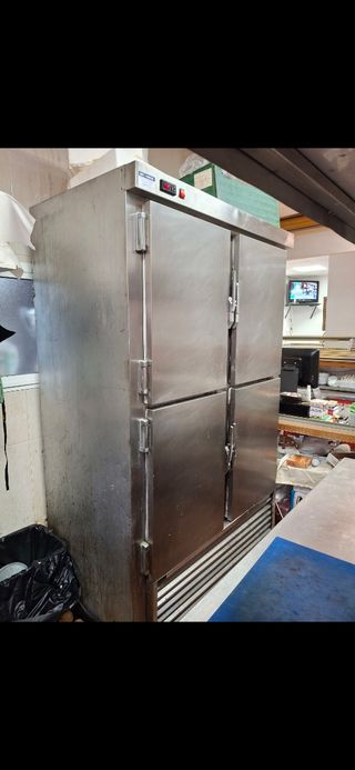 Nevera industrial 4 puertas con compresor nuevo.