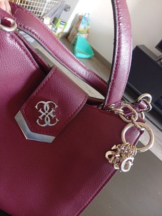 Bolso Guess Morado, costó 150€ mezclado 