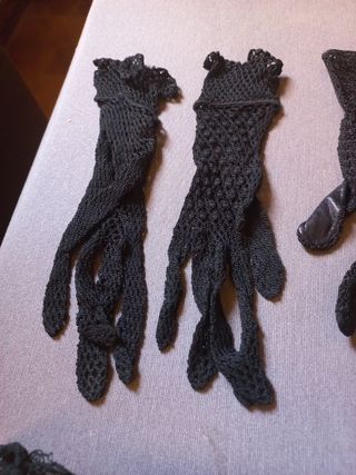 Conjunto de guantes de rejilla con un estilo gótic
