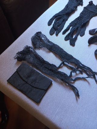 Conjunto de guantes de rejilla con un estilo gótic