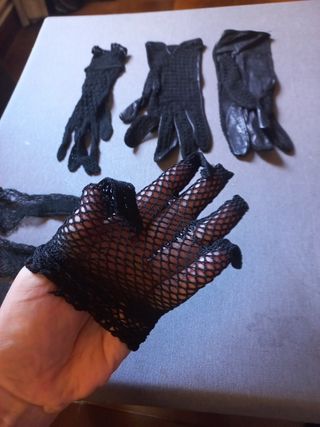 Conjunto de guantes de rejilla con un estilo gótic