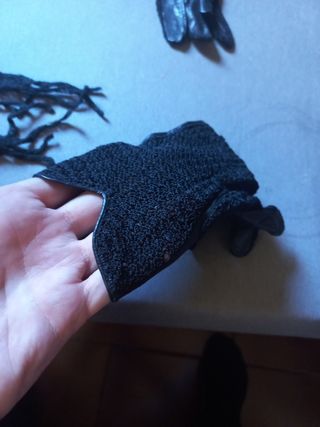 Conjunto de guantes de rejilla con un estilo gótic