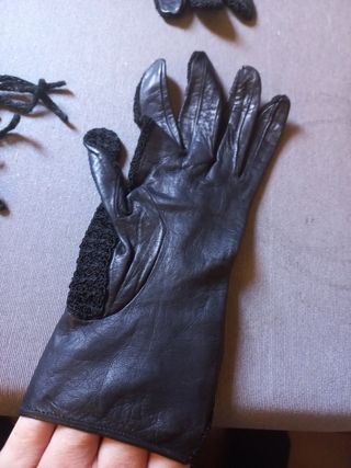 Conjunto de guantes de rejilla con un estilo gótic
