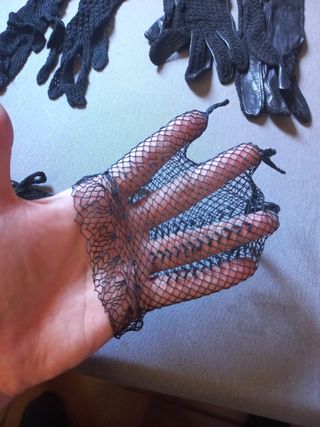 Conjunto de guantes de rejilla con un estilo gótic