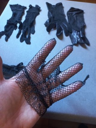 Conjunto de guantes de rejilla con un estilo gótic
