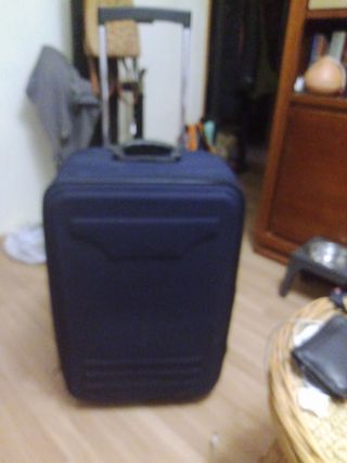 Maleta de viaje azul con ruedas