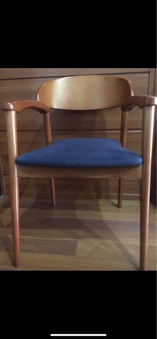 2 Sillas de madera con brazos y respaldo curvo
