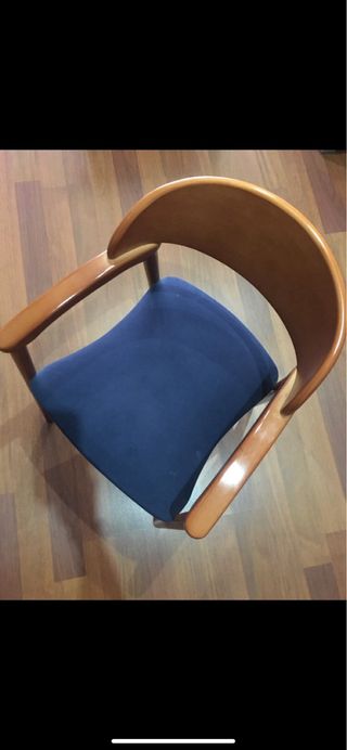 2 Sillas de madera con brazos y respaldo curvo