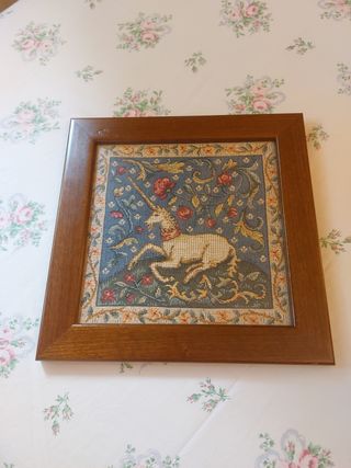 Cuadro de unicornio bordado