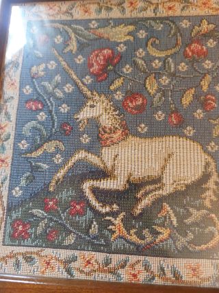 Cuadro de unicornio bordado