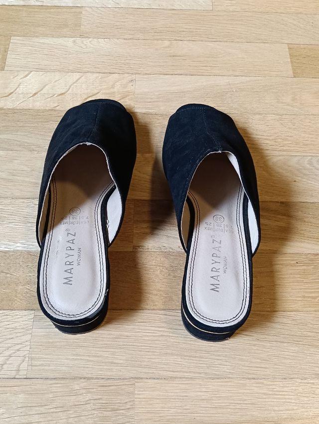 Zapatos de tacón bajo MARYPAZ negros