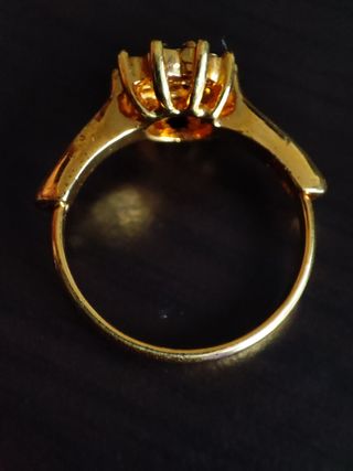 Anillo con auténtico zafiro y brillantes.