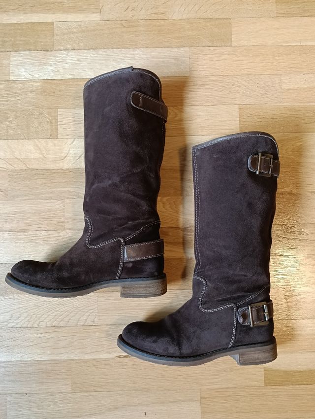 Botas altas de antelina marrones con tacón bajo