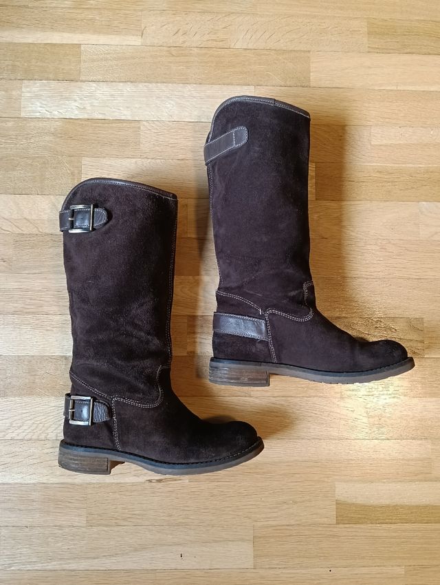 Botas altas de antelina marrones con tacón bajo