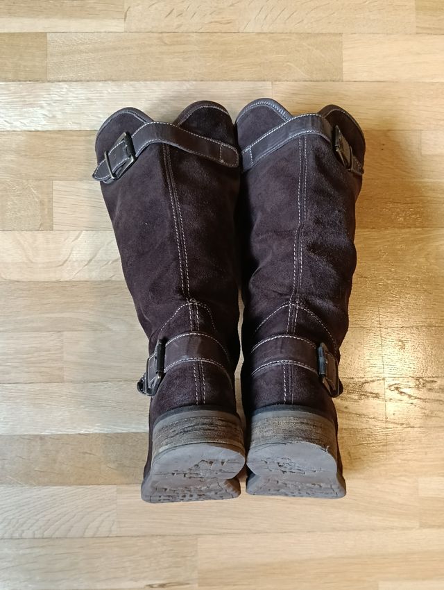 Botas altas de antelina marrones con tacón bajo