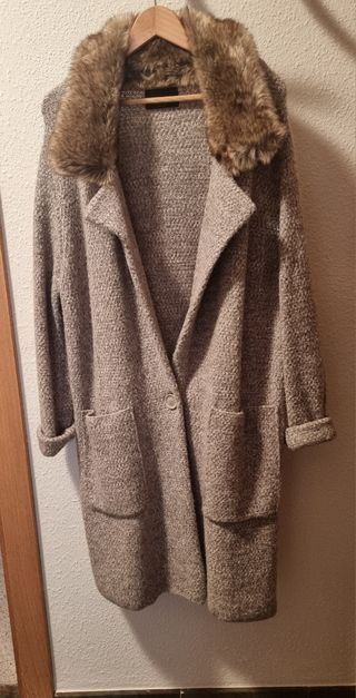 Abrigo Zara marrón grisaceo con cuello peludo.