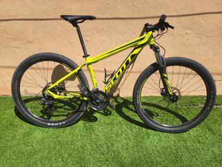 Bicicleta Scott 27.5 Talla S
Casco y Guantes