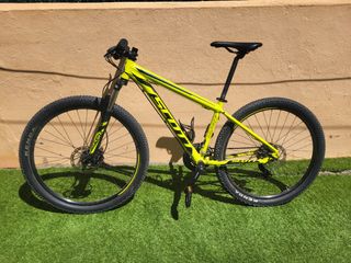 Bicicleta Scott 27.5 Talla S
Casco y Guantes