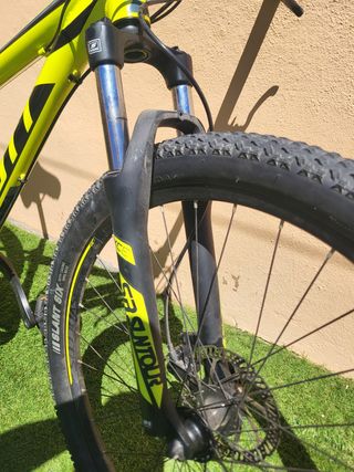 Bicicleta Scott 27.5 Talla S
Casco y Guantes