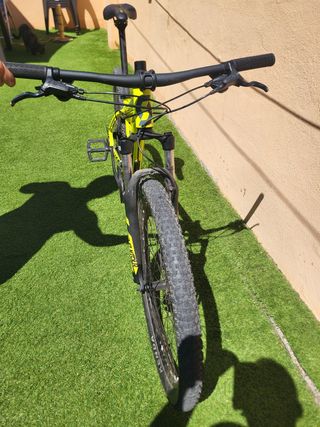 Bicicleta Scott 27.5 Talla S
Casco y Guantes