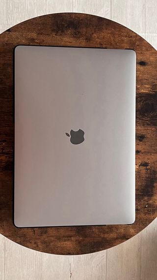 MacBook Pro 16” 2019 i7 + Funda Supcase