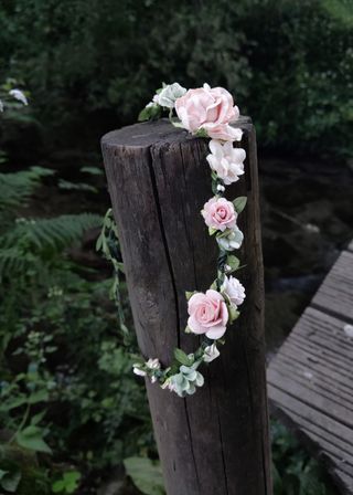 Corona de flores rosa nude y crema